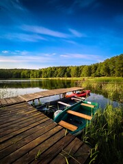 Łódka i pomost. Jezioro Wadąg na Warmii © P.Ch. Fotografia