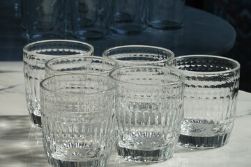 Piles de verres à eau transparents