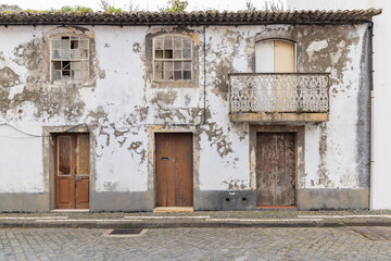 An old decrepit building in Praia da Vitoria.