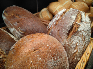 Brot in einer Baeckerei-Auslage.