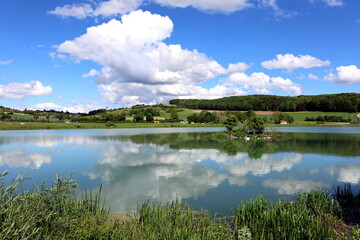 Wolken spiegeln sich im Härtsfeldsee in Dischingen