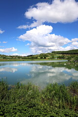 Fototapeta na wymiar Wolken spiegeln sich im Härtsfeldsee in Dischingen