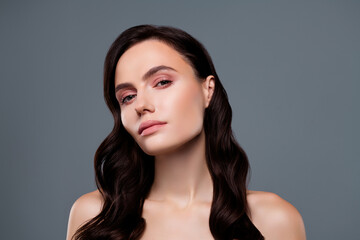 Naklejka premium Photo of woman with brunette wavy hair look isolated over grey color background