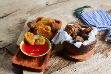 photography of chicken nugget food on a board