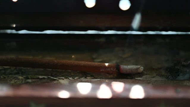 incienso en una caja de madera