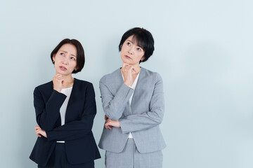 考え事をするビジネスウーマンのポートレート