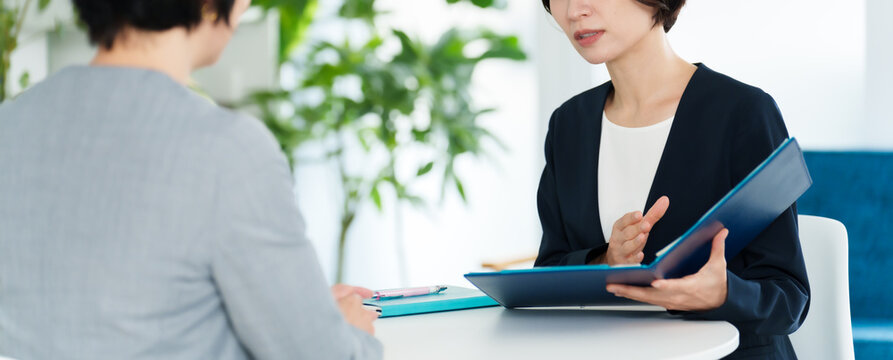 事務所で打ち合わせをするビジネスウーマン