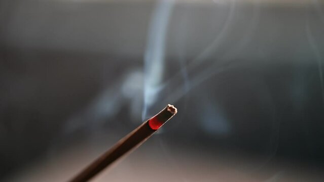 varilla de incienso prendida