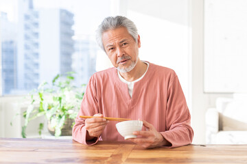 食事をするシニア男性　食欲不振