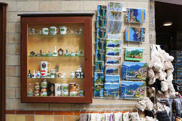 ハルシュタットの街中に構えるかわいらしいお土産屋の外観