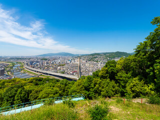 Fototapeta premium 大阪府池田市の五月山ドライブウェイから見る都市景観