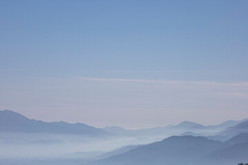 朝靄に浮かぶ山々