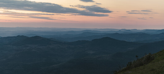Obraz premium sunrise over the mountains and clouds at golden hour.