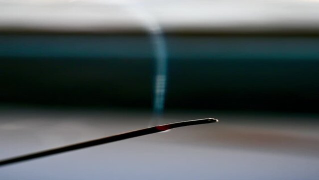 varilla de incienso prendida