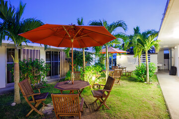 黄昏の宿泊先のペンションの素敵な中庭。
The lovely courtyard of the pension where...