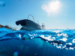 ヒリゾ浜渡船の漁船の美しい半水面撮影。...