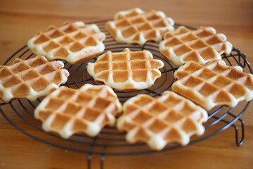 手作りワッフルをケーキクーラーに乗せて様しているところ