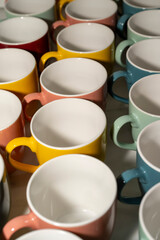 ensemble de tasses ou de mugs colorés et vide