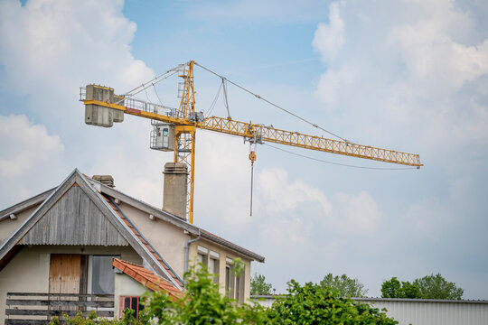 grue pour construction de b&acirc;timent au dessus des toits