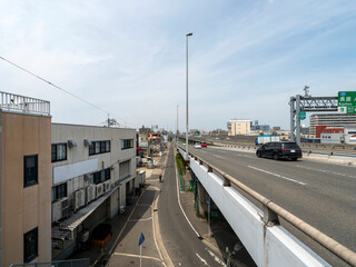 大阪の市街地と道路の風景