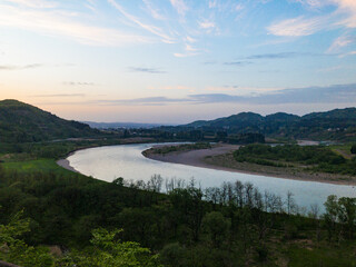 Fototapeta premium Landscape of the Shinano River in Niigata Prefecture, Japan