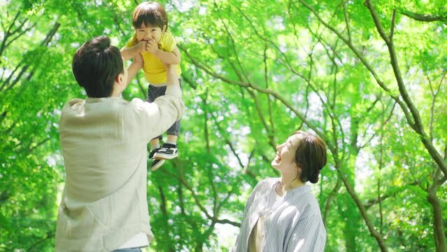2歳の息子を抱っこする父親