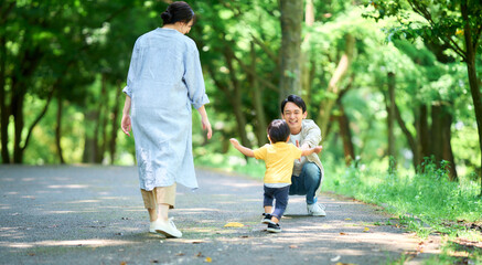 Obraz premium 親に駆け寄る2歳児 