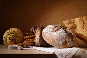 Dal fornaio, still life con vari tipi di pane in primo piano