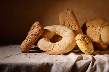 Dal fornaio, still life con vari tipi di pane in primo piano