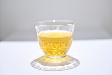 グラスに注いだお茶