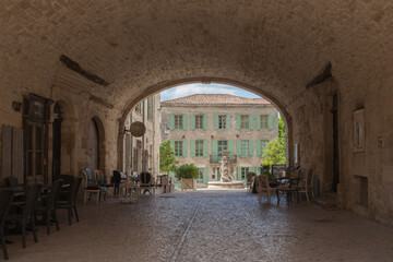 Passage couvert dans la ville de Barjac (Gard)