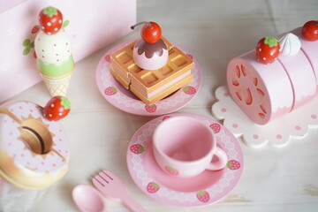 木製のおままごとセットでティータイム