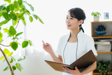 エステティシャンの若い女性