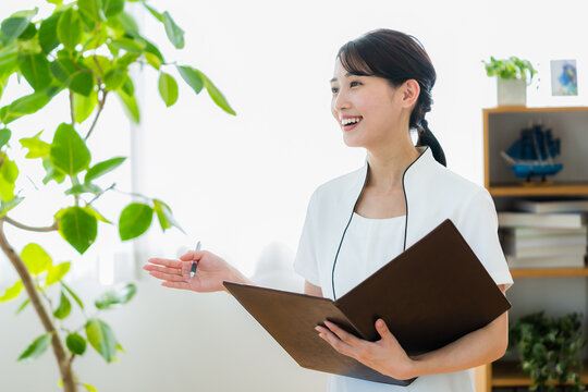 エステティシャンの若い女性