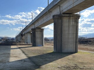 高架下から見た橋