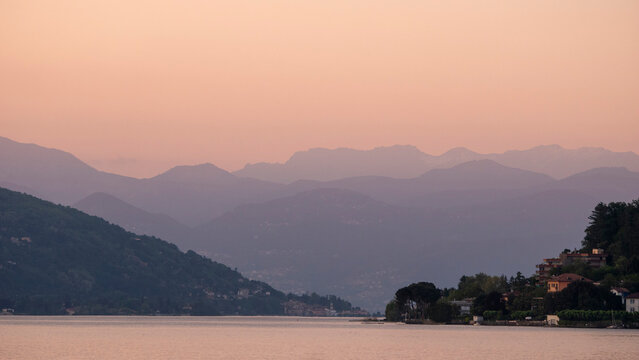tramonto sul lago maggiore caldo