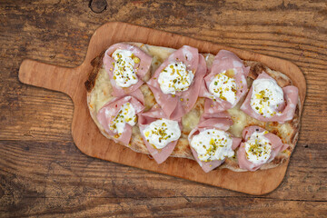 Pinsa romana mortadella burrata e pistacchi, pizza romana