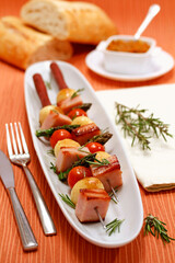 Turkey skewers with vegetables.