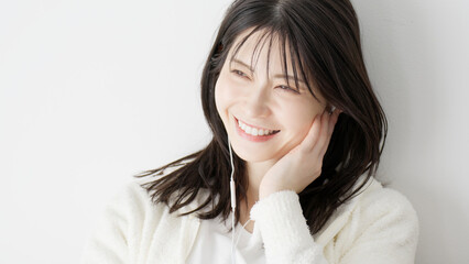 ベッドで音楽を聞く女性	