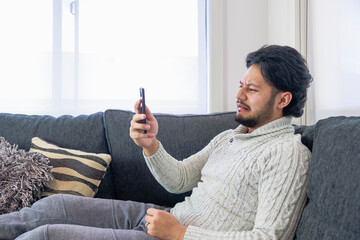 スポーツ観戦をする男性