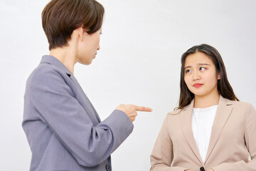 パワハラ　部下を叱る上司　白背景