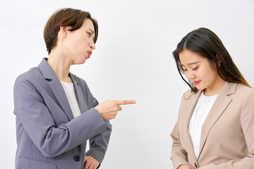 パワハラ　部下を叱る上司　白背景