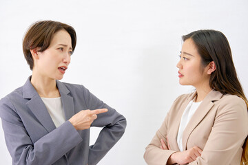 喧嘩する部下と上司　白背景