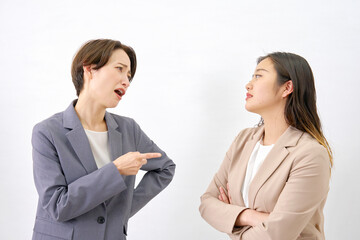 喧嘩する部下と上司　白背景