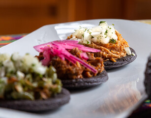 Comida Mexicana en mesa típica llena de colores.