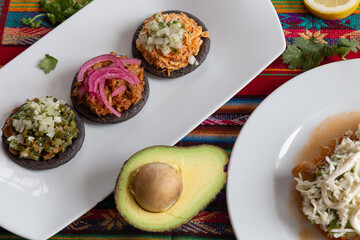 Comida Mexicana en mesa típica llena de colores.