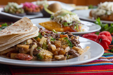 Comida Mexicana en mesa típica llena de colores.