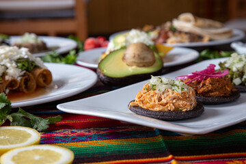 Comida Mexicana en mesa típica llena de colores.
