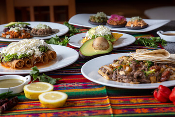 Comida Mexicana en mesa típica llena de colores.