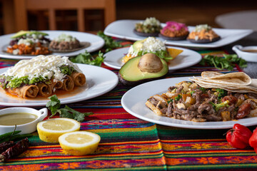 Comida Mexicana en mesa típica llena de colores.